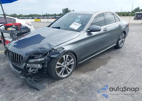 2017 Mercedes-Benz C 300 z USA, uszkodzony, nr VIN 55SWF4JB5HU189000